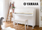Ein weißes Yamaha P-Klavier im Kinderzimmer an der Wand