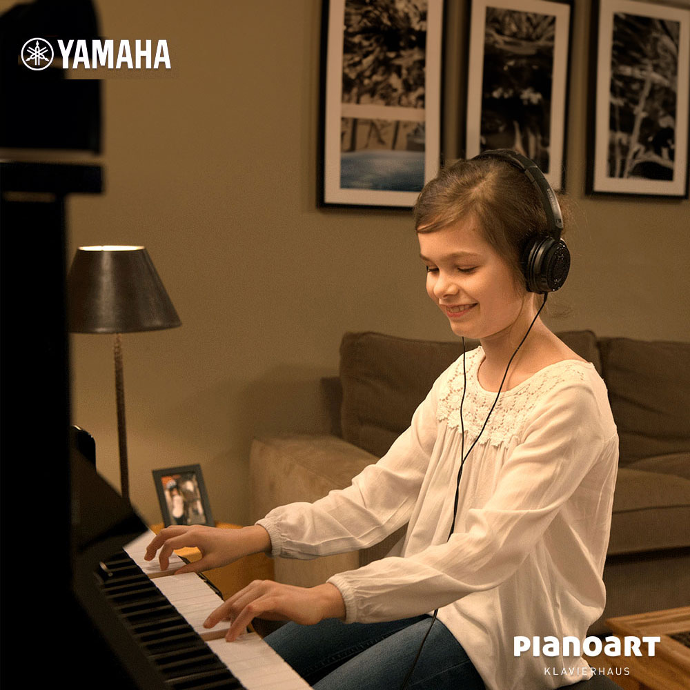 Yamaha Silent Klavier Kind Spielt