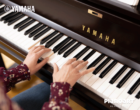 Kind spielt auf einem Yamaha Klavier im Klavierhaus Innsbruck