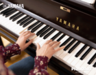 Yamaha Tasten Frau spielt Klavier