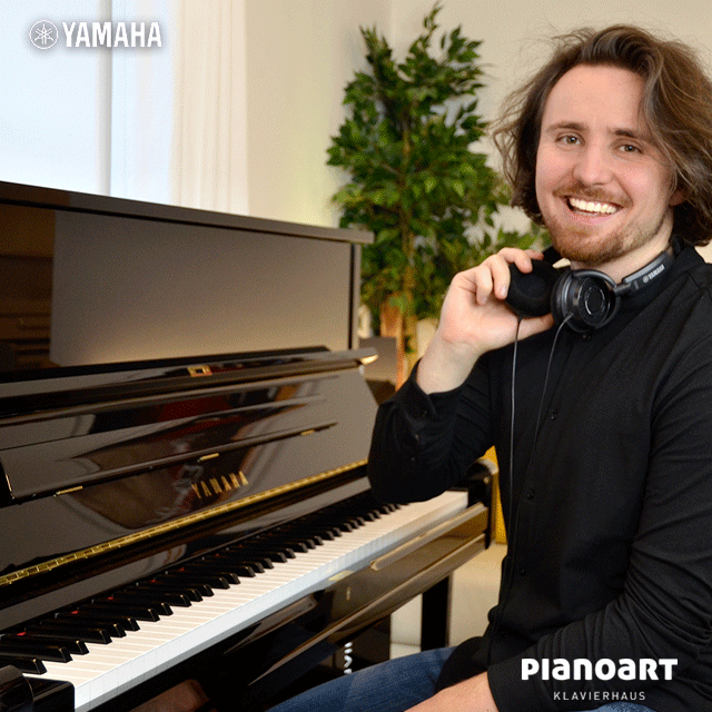 Junger Pianist spielt das neue Yamaha U1 TA2 PE