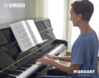 Frau spielt auf einem Yamaha b1 SC3 PE Silent Klavier