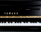Tastatur und Logoprägung bei einem Yamaha b2 Klavier