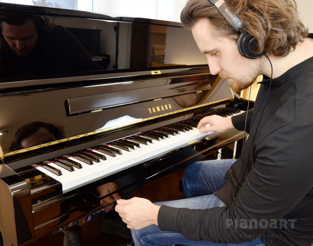 Pianist ist playing the Yamaha U1 TA2 TransAcoustic Piano