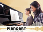 Frau mit Kind spielt Klavier - Klavierhaus Pianoart