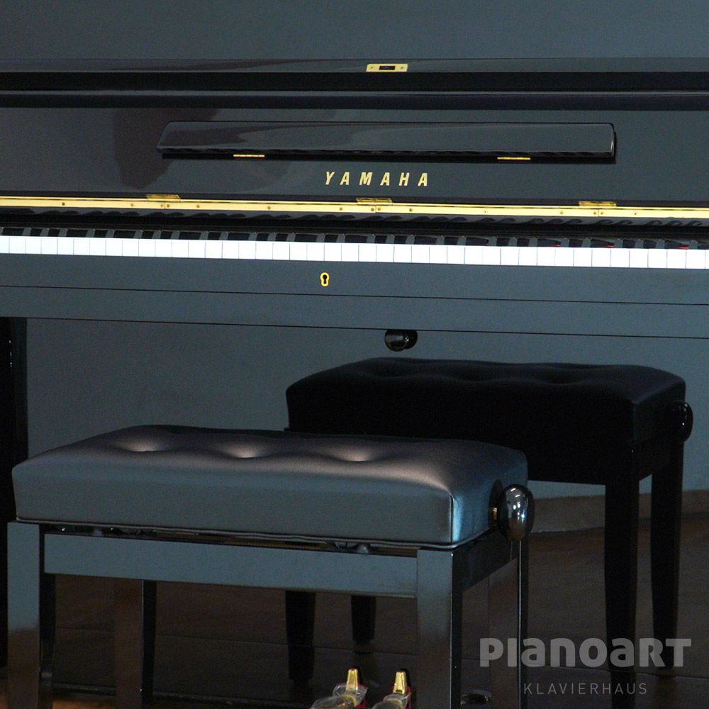 Yamaha U1 Gebraucht Klavier mit Bank in Schwarz
