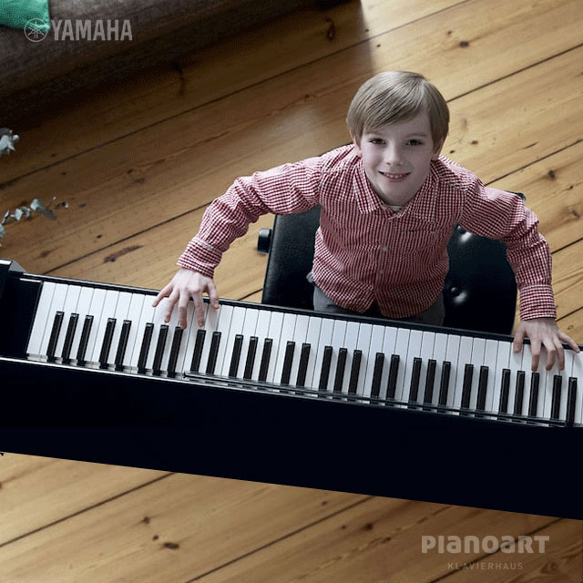 Yamaha-b-Klavier-Kind-spielt-freude