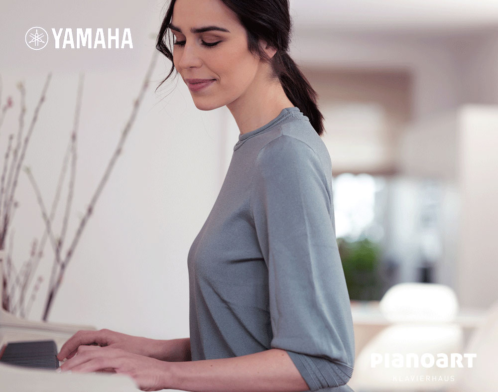 Yamaha-Digitalpiano-Frau-spielt
