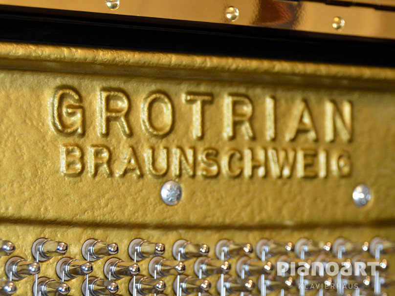 Grotrian Steinweg Logoeinprägung im Klavier