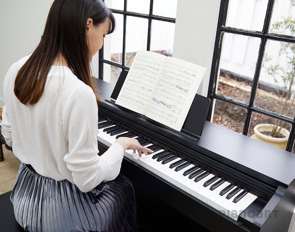 Casio Celviano AP-270 BK E-Piano Frau spielt