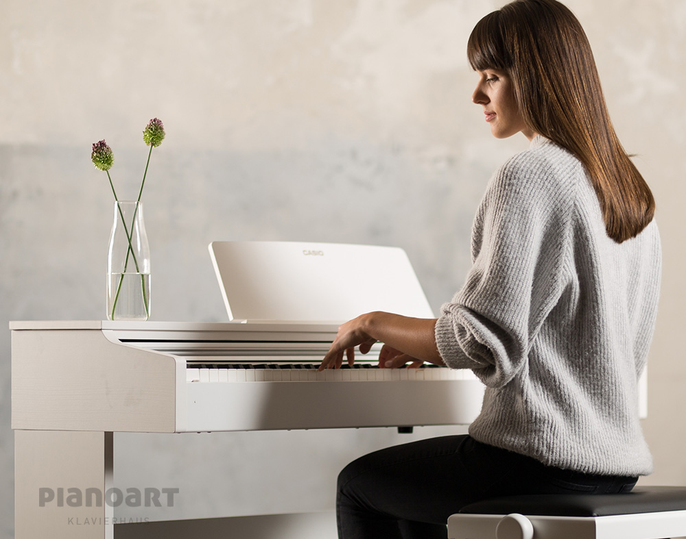 Casio-Celviano-AP-270-WE-E-Piano-Frau-spielt