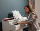 Casio Celviano AP-470 WE E-Piano Frau spielt