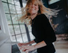 Casio Digital Grand Hybrid GP-310-WE E-Piano Frau spielt