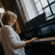 Casio GP 510 PE Woman plays the piano
