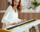 Casio Privia PX-S7000 moderne Frau spielt auf E-Piano