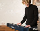 Digital Piano Casio Privia PX-560 MBE Mann spielt
