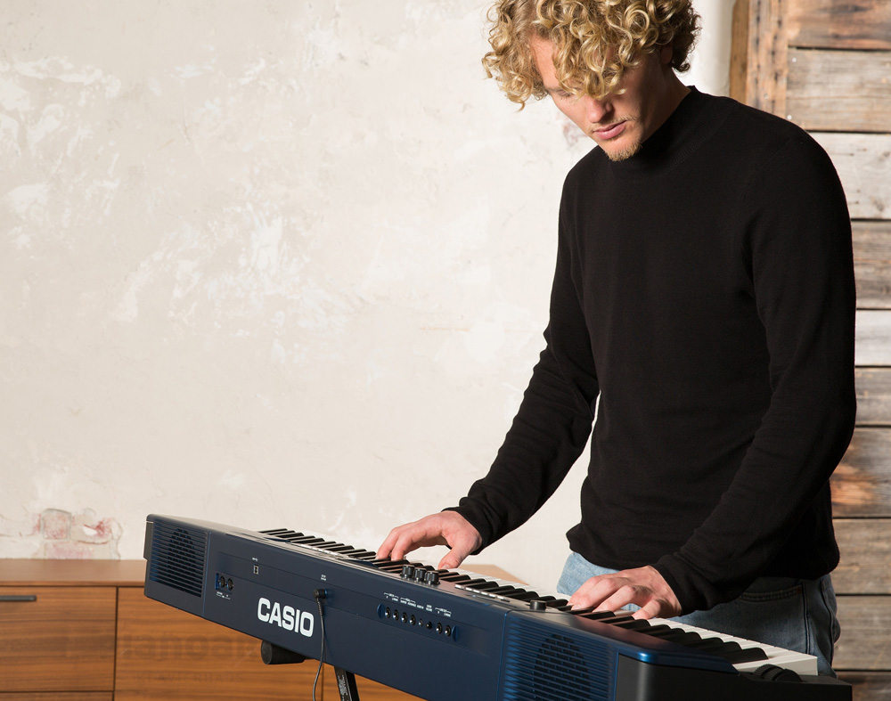 Mann produziert auf Casio PX-560 Songs