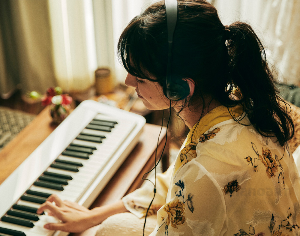 Digital-Piano-casio-px-S1100-WE-Frau-spielt