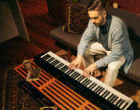 Digital Piano Casio PX-S3100 BK Mann spielt