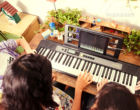 Leuchttasten Keyboard Casio LK S250 Frau spielt