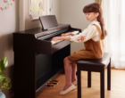 Yamaha-Arius-YDP-145B-Digital-Piano-Kind-spielt01