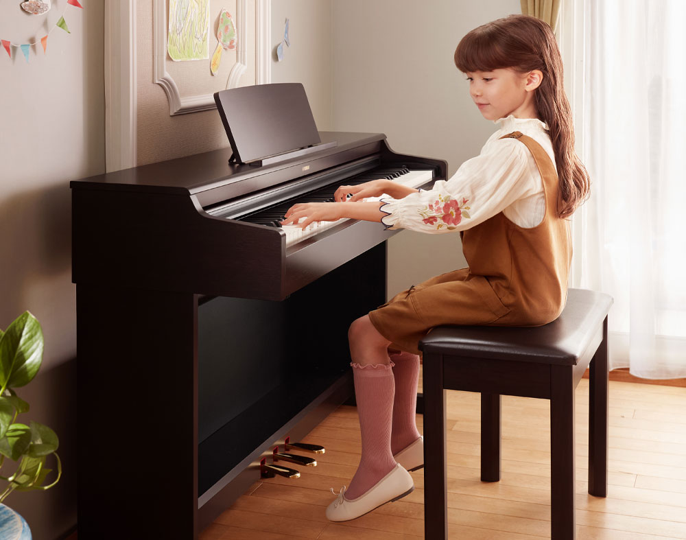 Yamaha-Arius-YDP-145B-Digital-Piano-Kind-spielt01