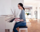 Yamaha-Clavinova-CLP-775-WA-Digital-Piano-Frau-spielt