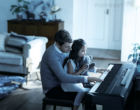 Yamaha-P-515-Schwarz-Digital-Piano-Mann-und-Kind-spielt