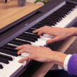 Frau spielt auf Yamaha P145 E-Piano