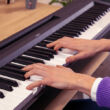 Frau spielt auf Yamaha P-145 E-Piano