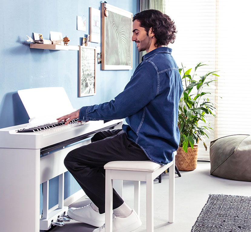 E-Piano Yamaha P-225 Mann spielt