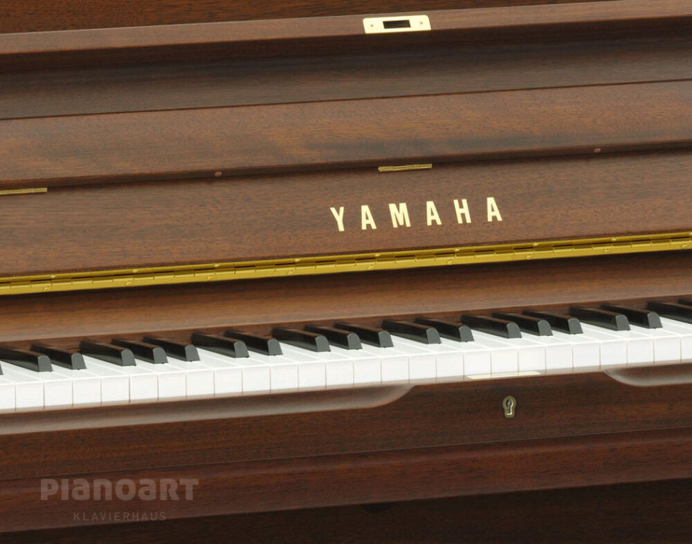 Yamaha U1 nuss und logo