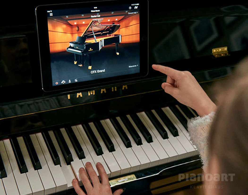 Yamaha U1 TA3 TransAcoustic Tablet am Klavier