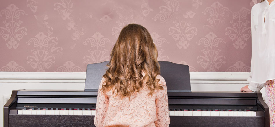 Ein Mädchen spielt auf einem Roland Upright Piano