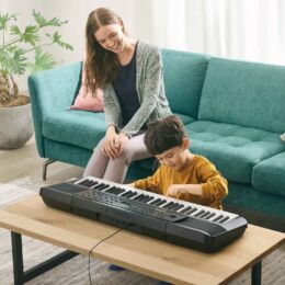 Kind spielt neben Mutter auf Yamaha PSR E-383