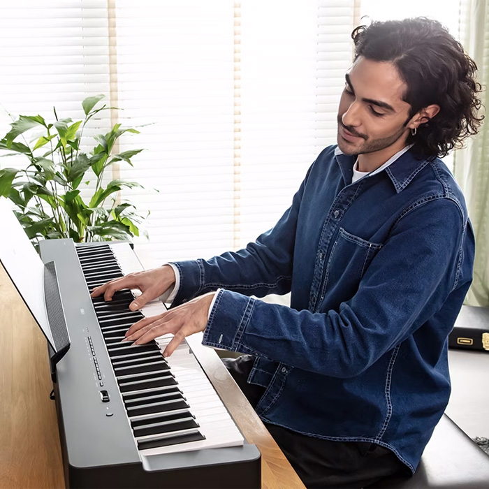 Mann spielt auf einem Yamaha E Digital Piano P-225