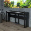 Ein schwarzes Yamaha E-Piano Set P-525 im Wohnzimmer unterhalb Aquarium