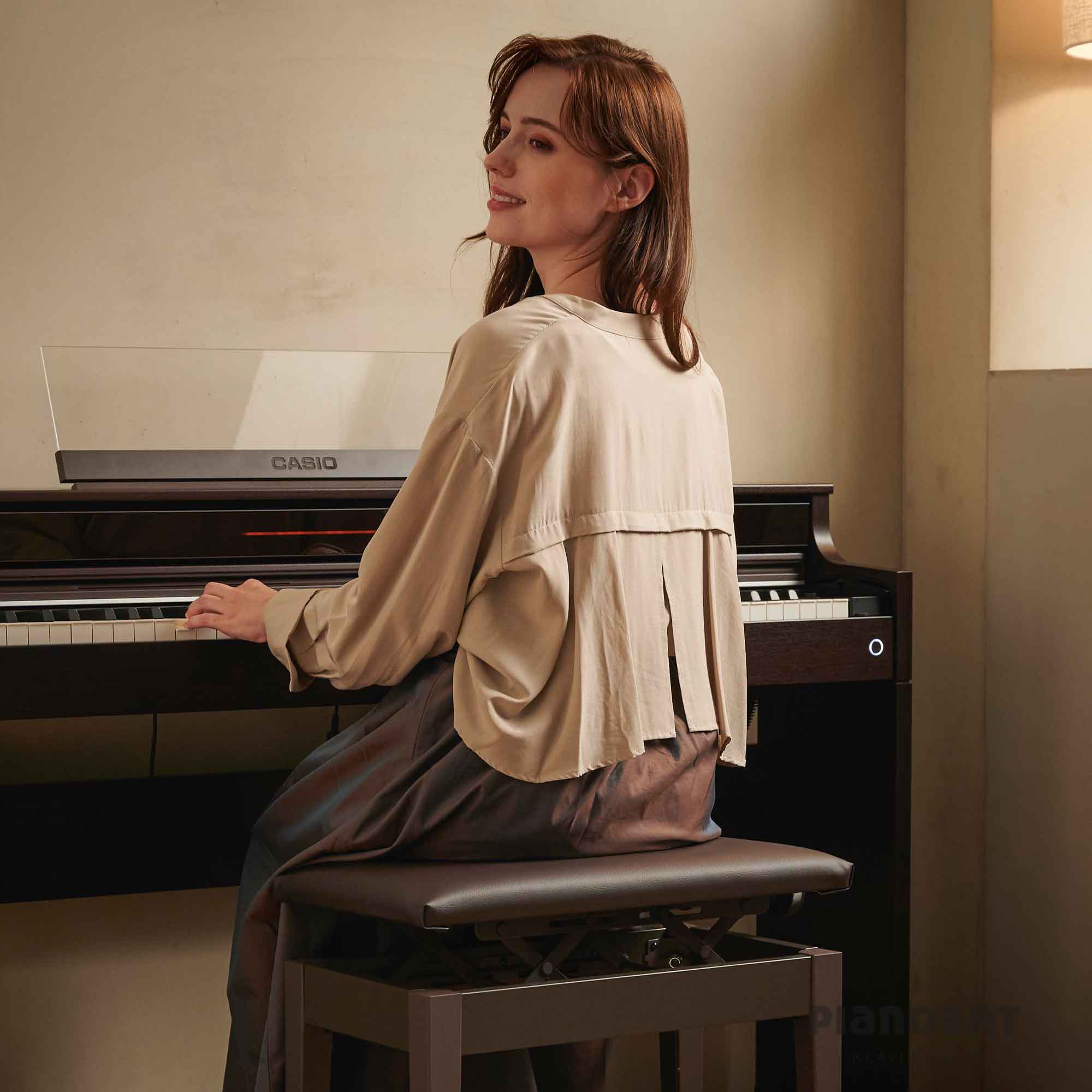 Digitalpiano Casio Celviano AP-S-450 BN Frau Spielt