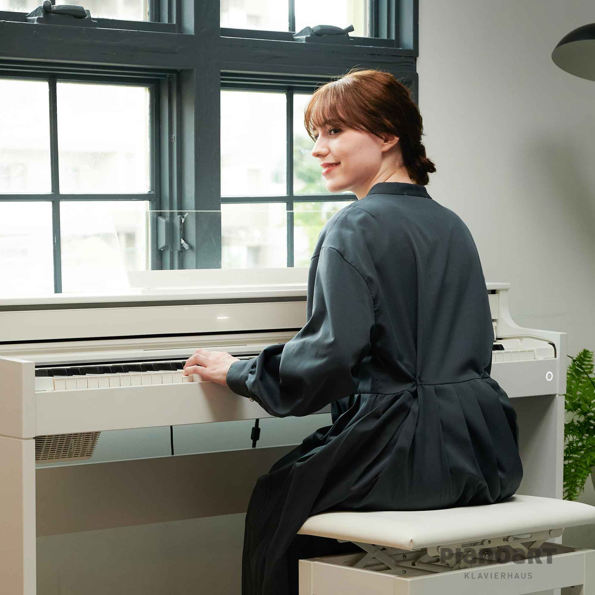 Digitalpiano Casio Celviano AP-S-450 WE Frau Spielt