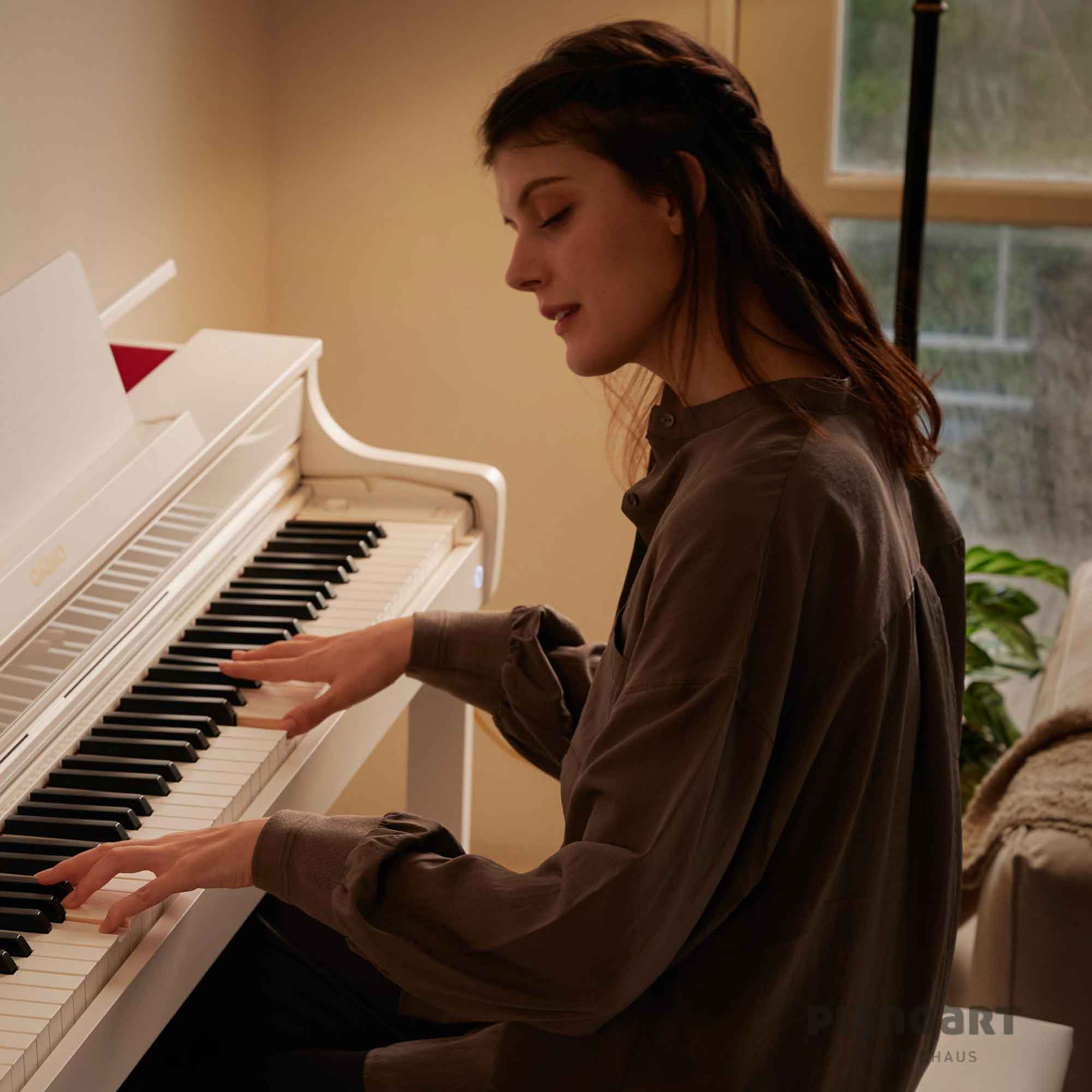 Frau spielt auf Casio AP-550 WE