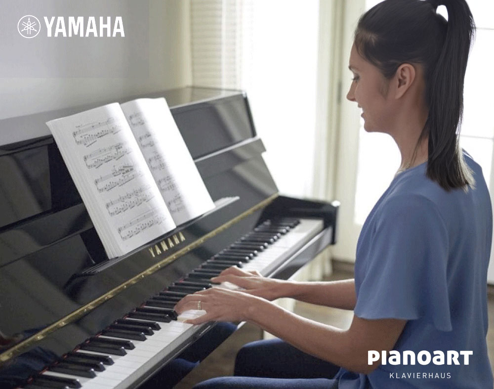 yamaha-b1-pe-frau-spielt