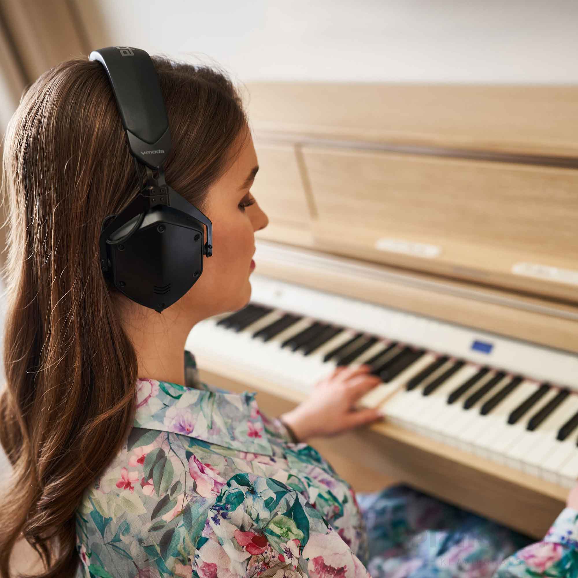 Digitalpiano Roland LX-5 LA Frau spielt mit Kopfhörer