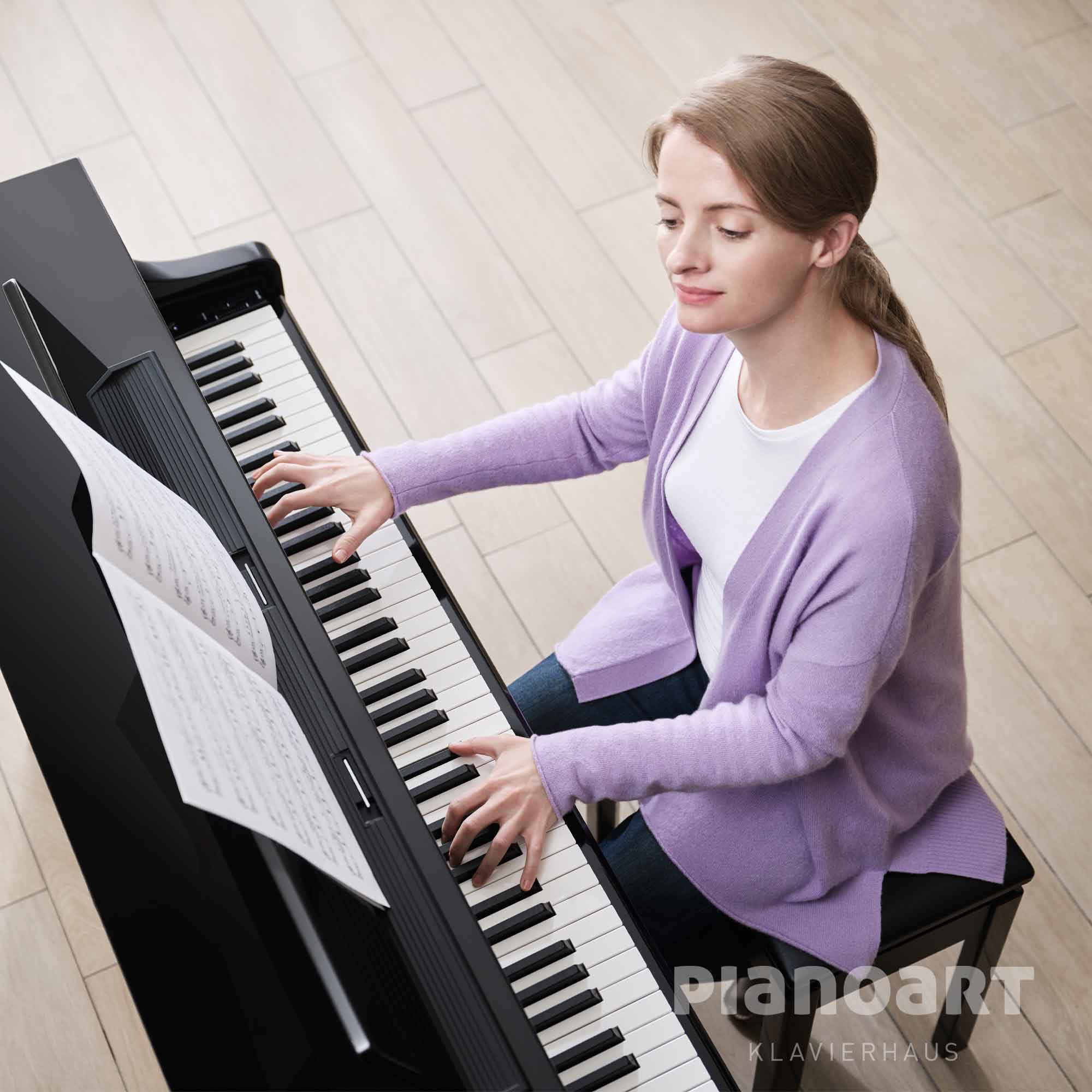 Frau spielt auf Yamaha CLP-875 PE Digitalpiano