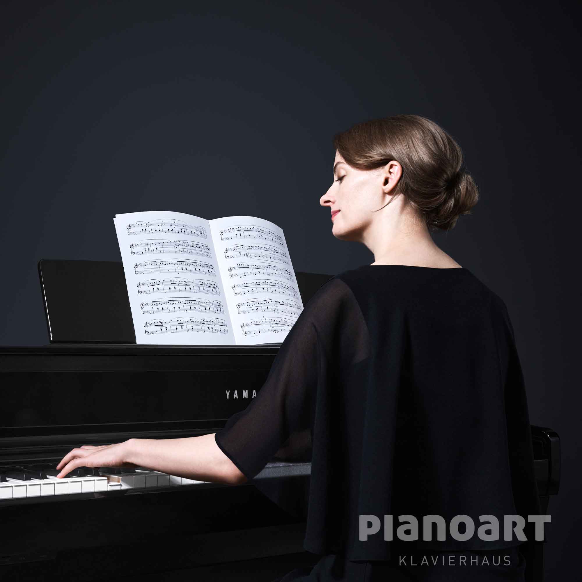 Frau spielt auf Yamaha Clavinova CLP-875 Digitalpiano