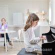 Kind spielt auf Yamaha Clavinova CLP-875