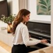 Roland LX-5 BK Frau spielt