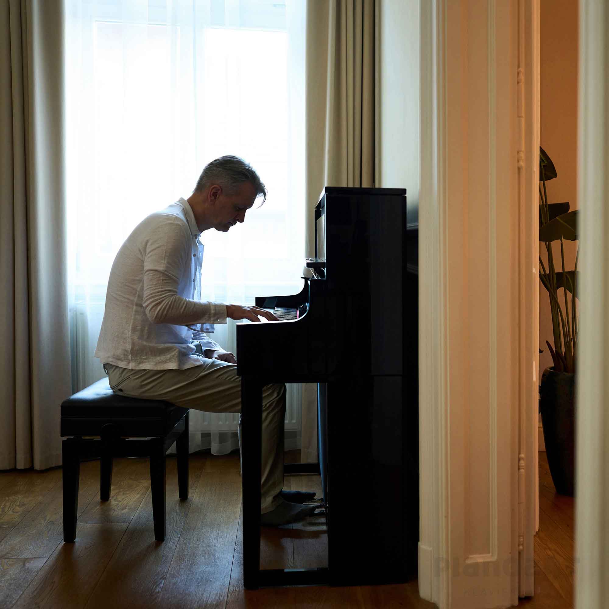 Mann spielt auf Roland LX-9 PE Digitalpiano