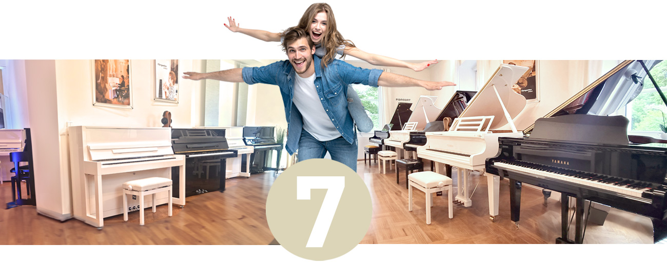Mann und Frau freuen sich über die Vergrößerung des Klavierhauses Pianoart