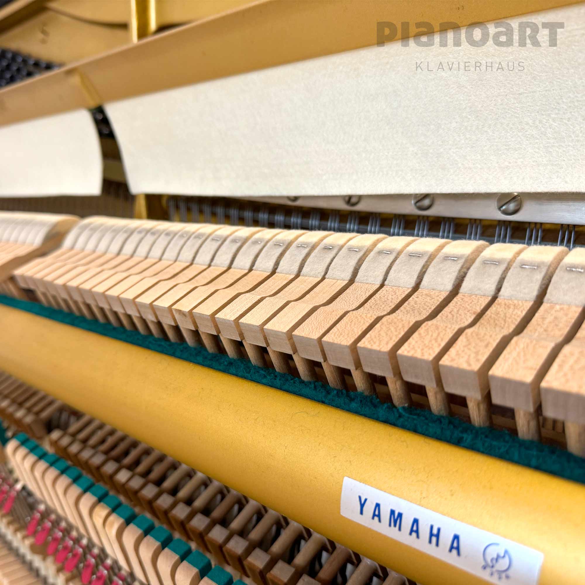 Gebrauchtes Yamaha U1 PWH in Weiß Ansicht Mechanik