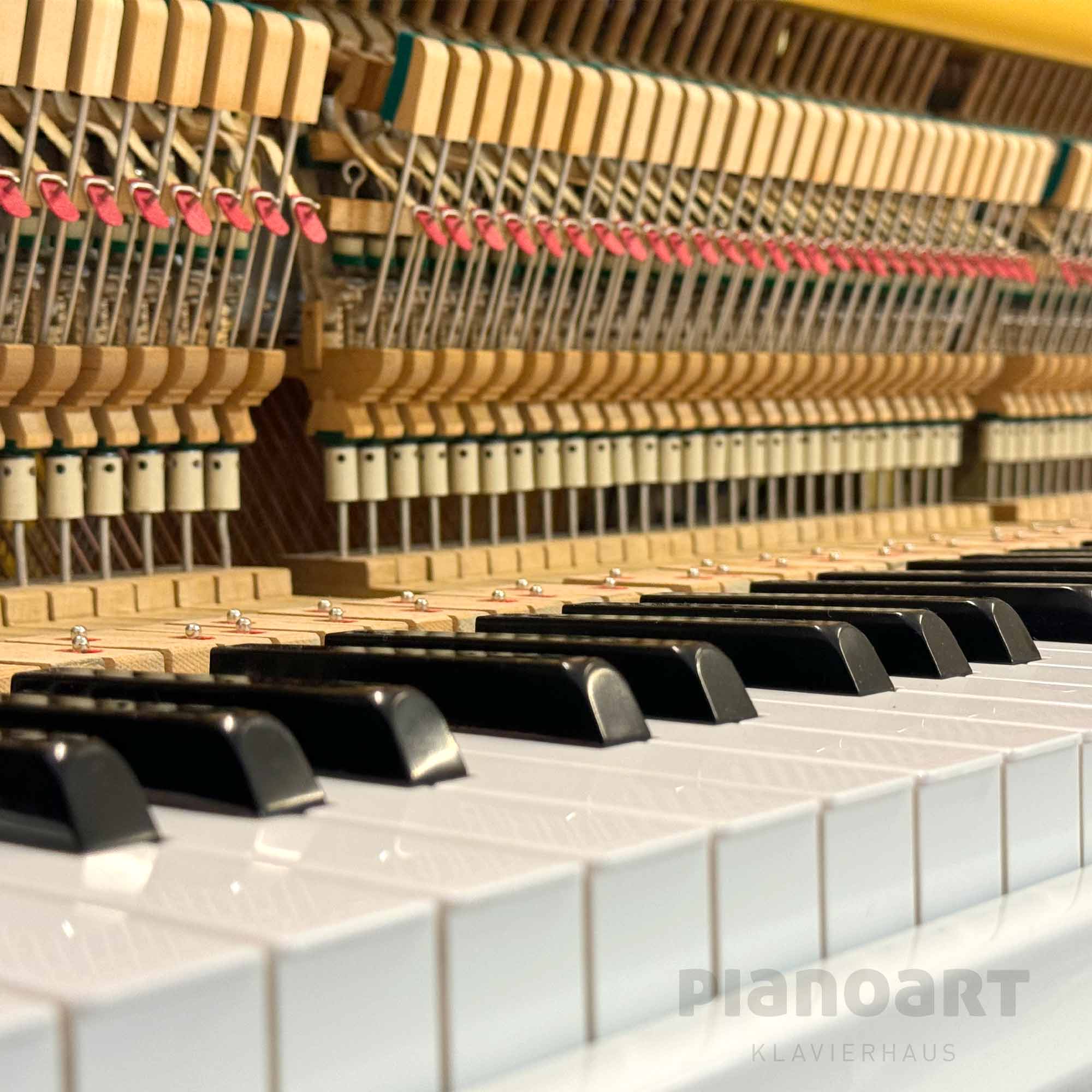 Gebrauchtes Yamaha U1 Weiß Ansicht Tasten